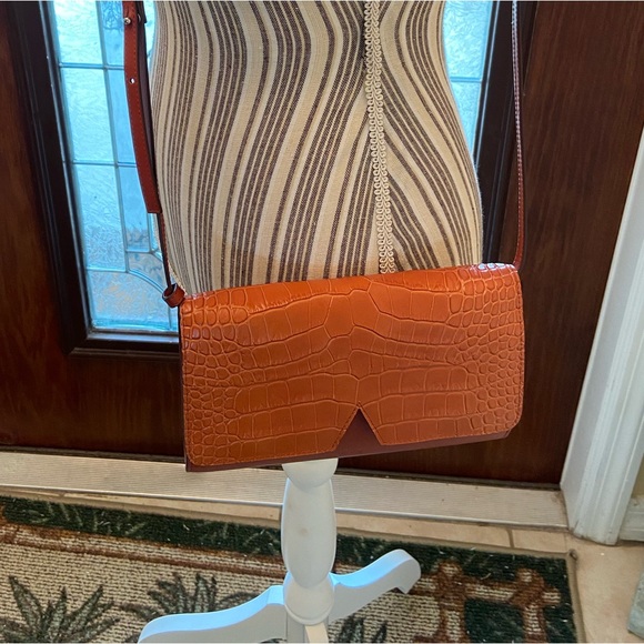 Vince embossed croc leather Carmel crossbody with adjustable strap - Picture 10 of 16